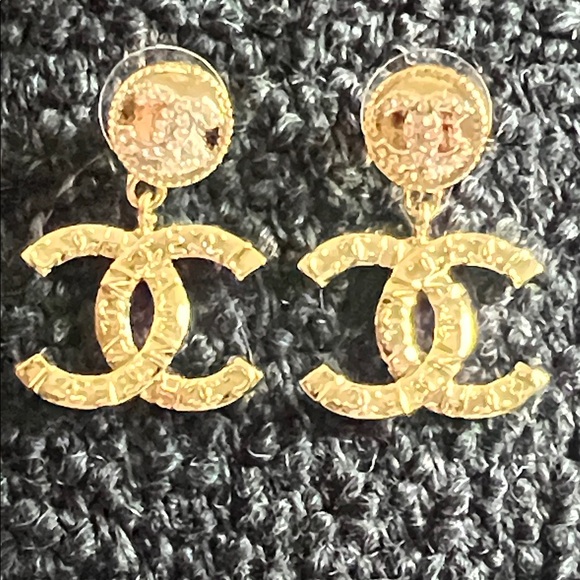 CHANEL Gold CC Logo Earrings - Picture 2 of 11